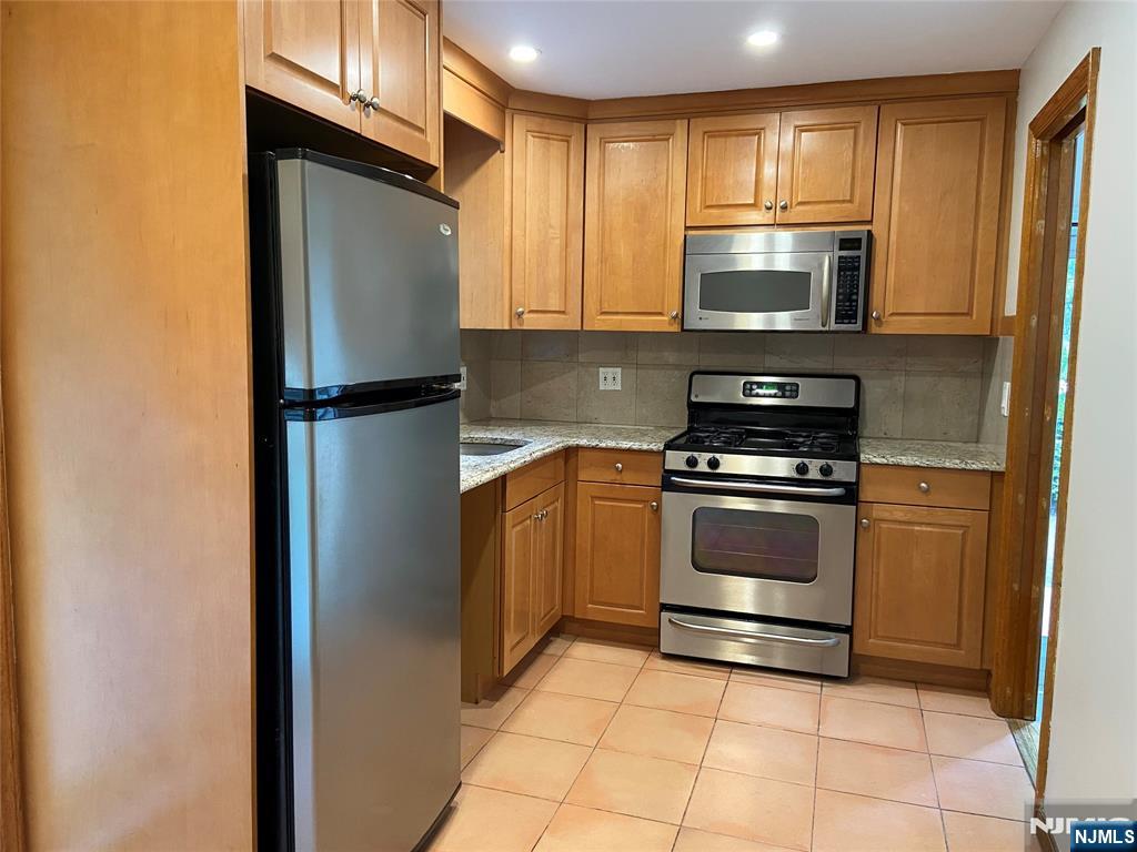424 Eton Court Ridgewood, NJ 07450 - Photo 8 of 16