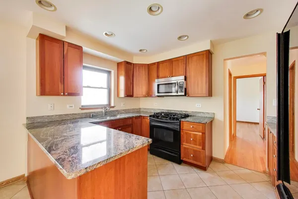 $1,950 | 6855 North Olmsted Avenue, Unit 1N, Chicago, IL 60631