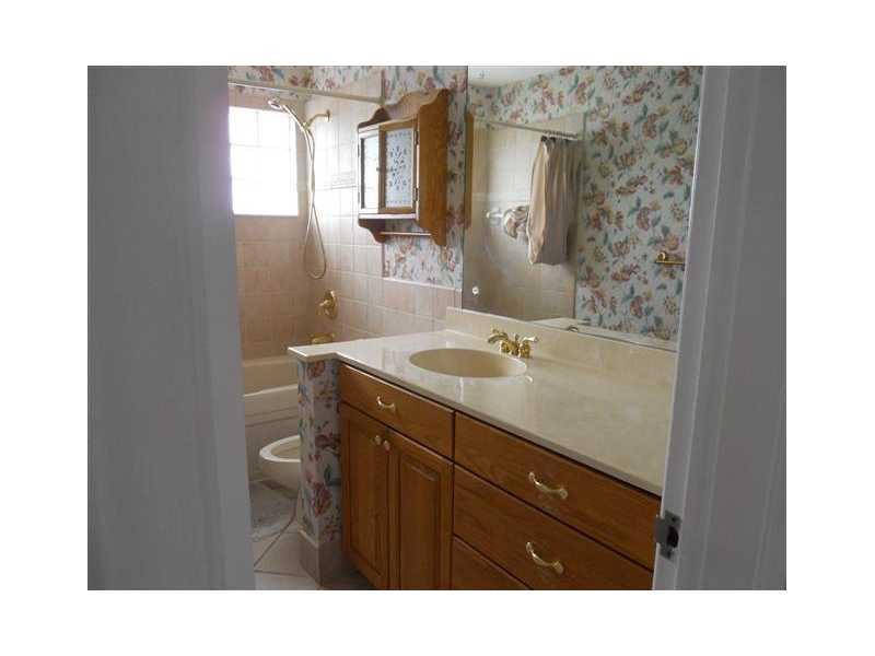 4431 Northeast 27th Avenue Lighthouse Point, FL 33064 - Photo 11 of 17 Bathroom