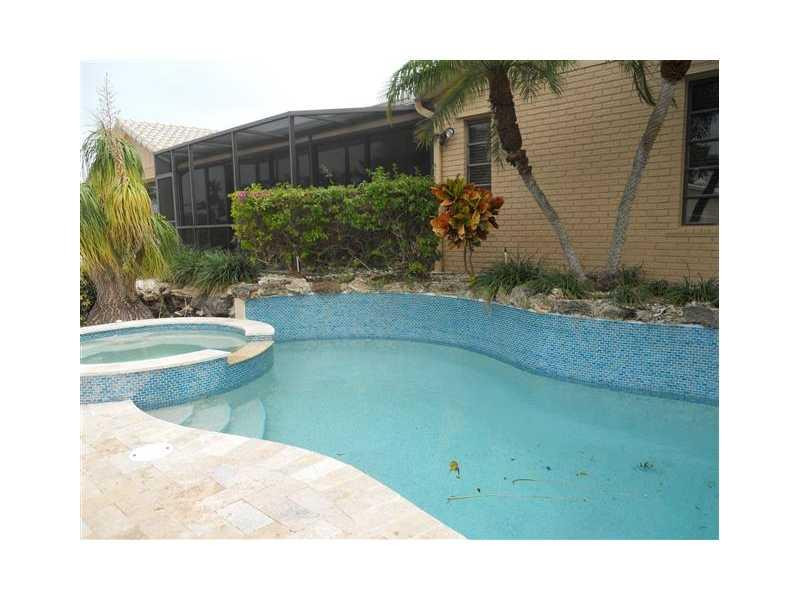 4431 Northeast 27th Avenue Lighthouse Point, FL 33064 - Photo 15 of 17 Pool