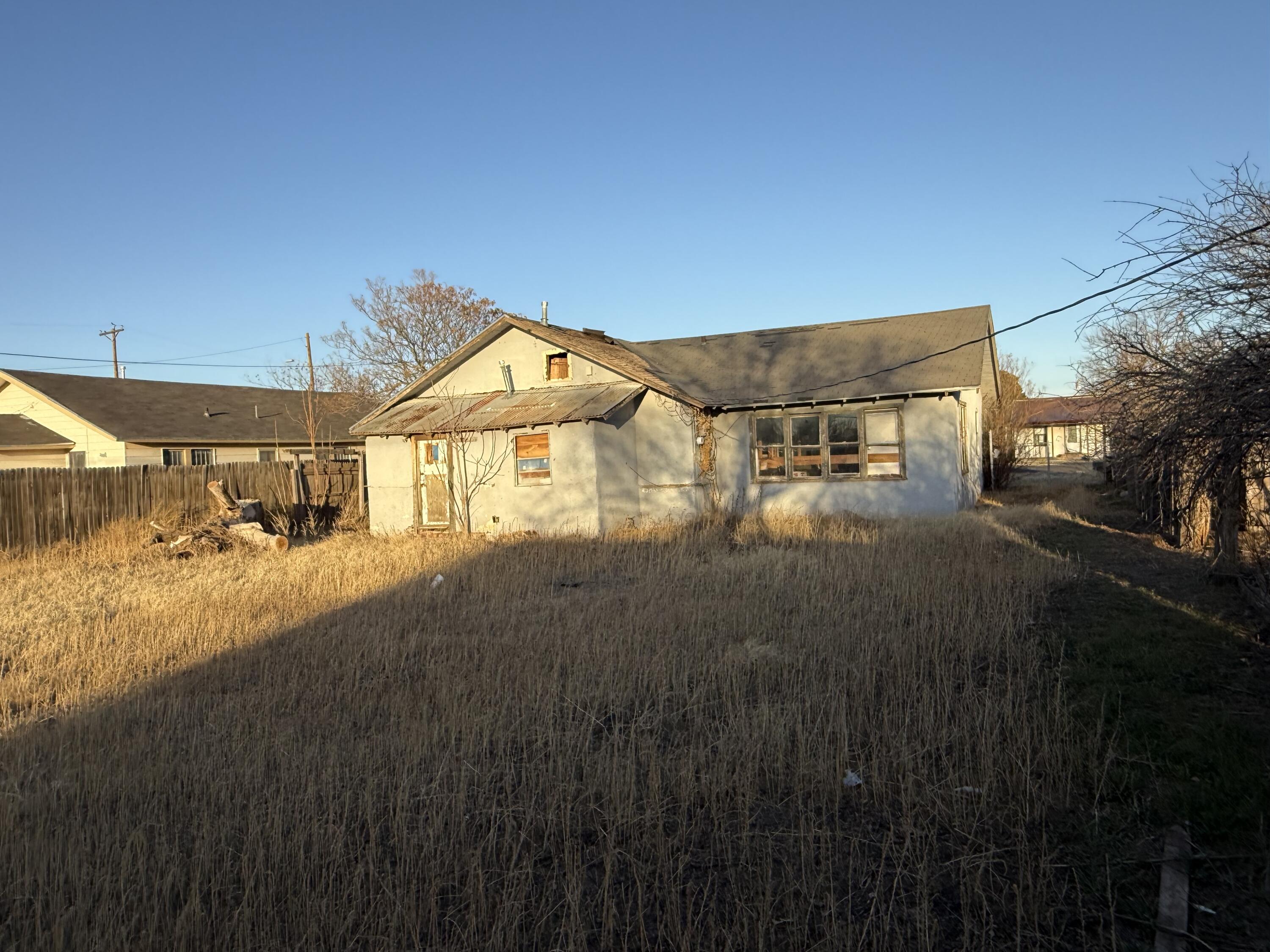 615 South 13th Street Slaton, TX 79364 - Photo 4 of 9 a view of a house with a yard