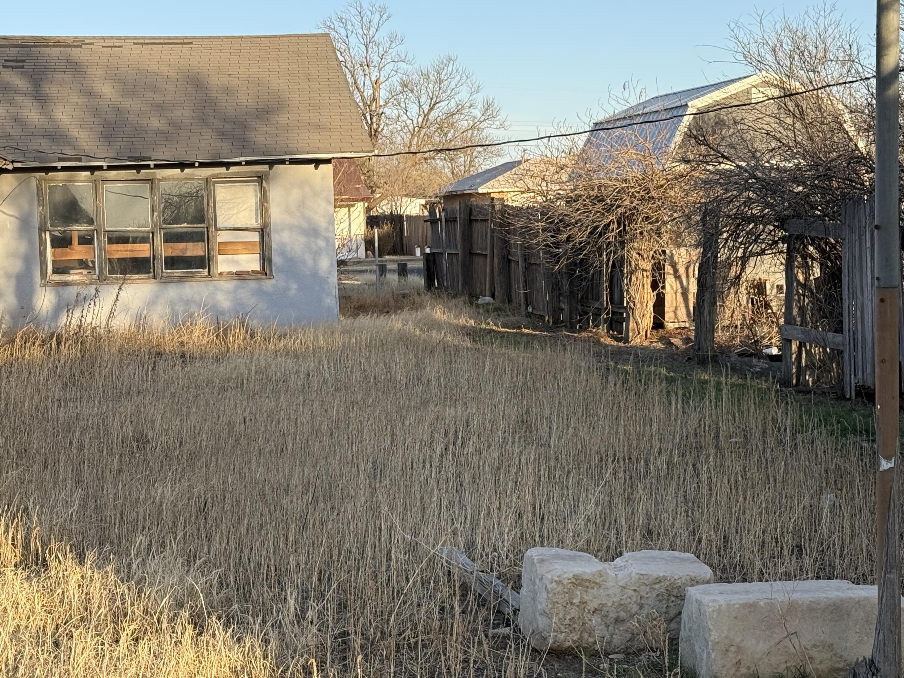 615 South 13th Street Slaton, TX 79364 - Photo 5 of 9 a backyard of a house with table and chairs