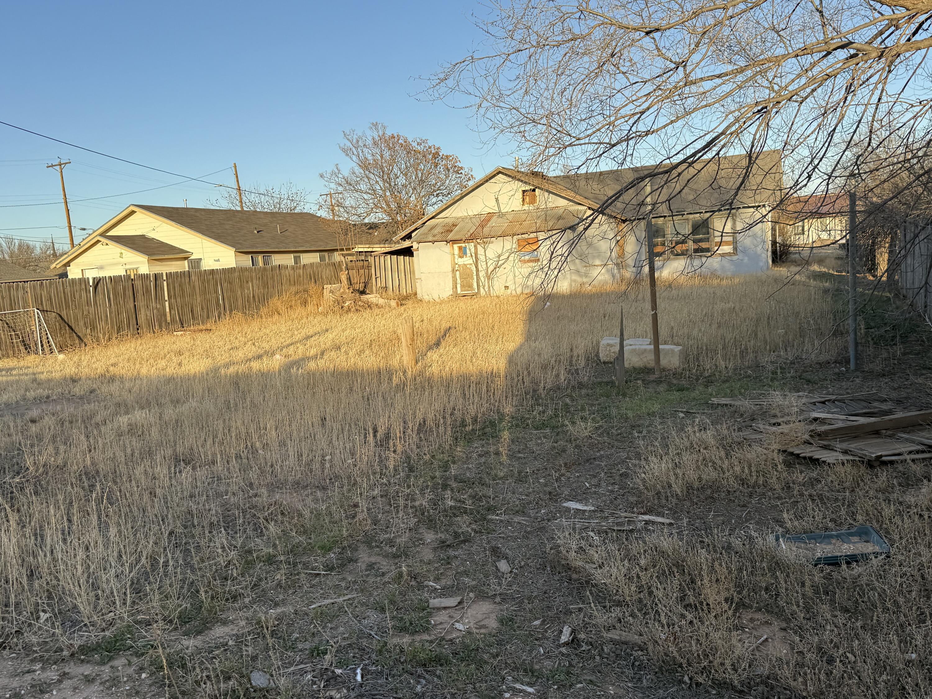 615 South 13th Street Slaton, TX 79364 - Photo 6 of 9 a view of a backyard