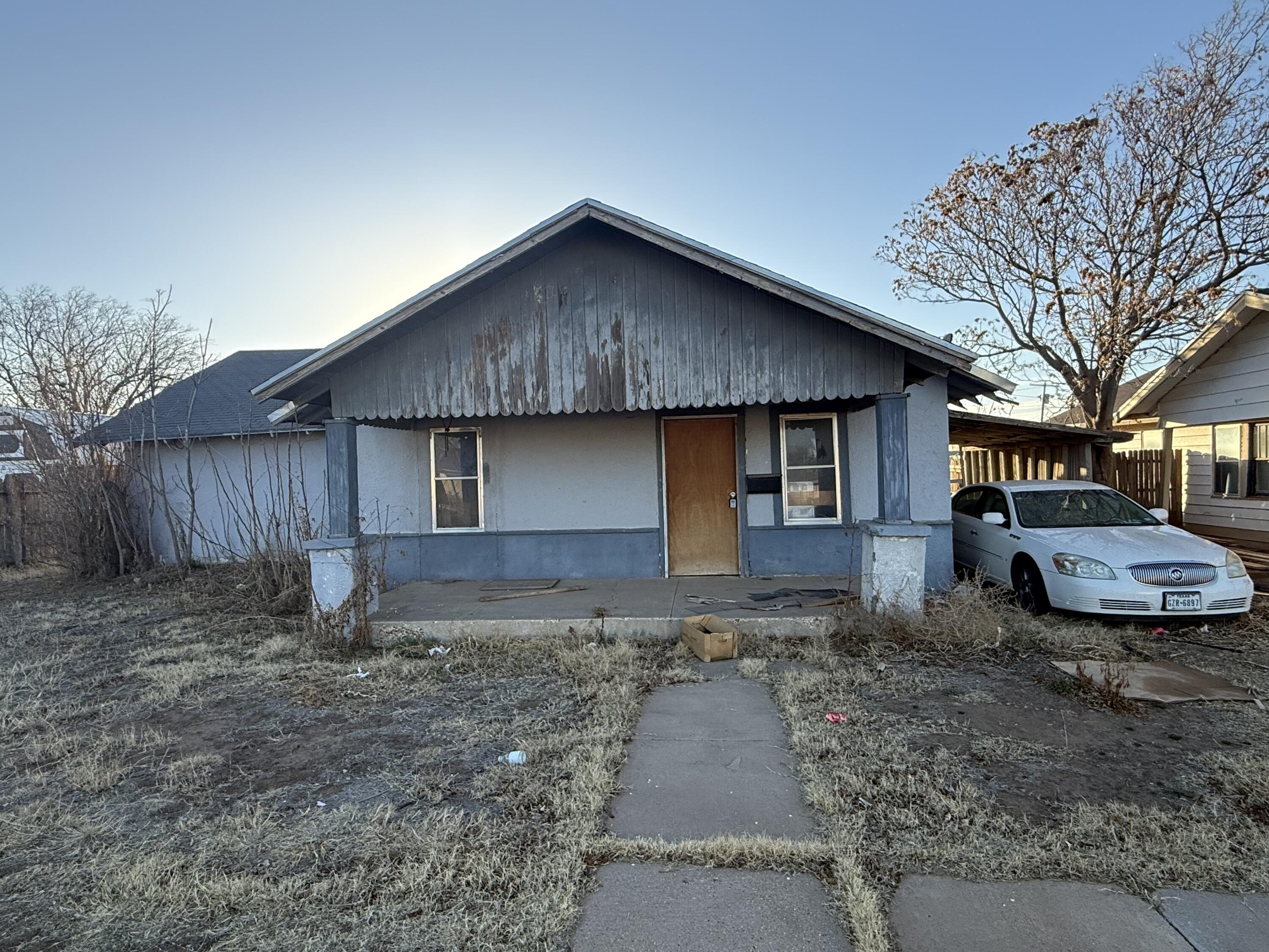 615 South 13th Street Slaton, TX 79364 - Photo 7 of 9 a front view of a house with a yard