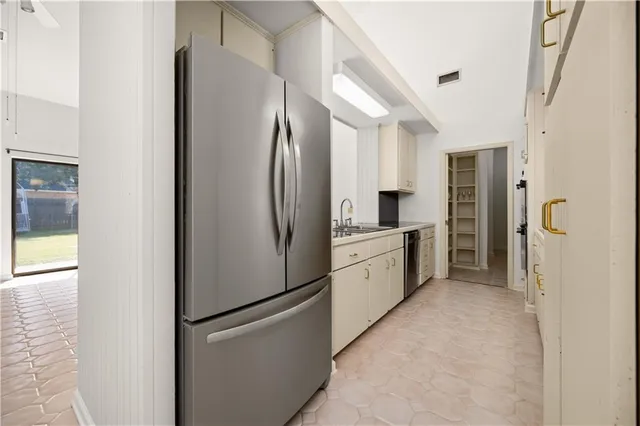 $295,000 | 4055 Huntwick Boulevard, Alexandria, LA 71303