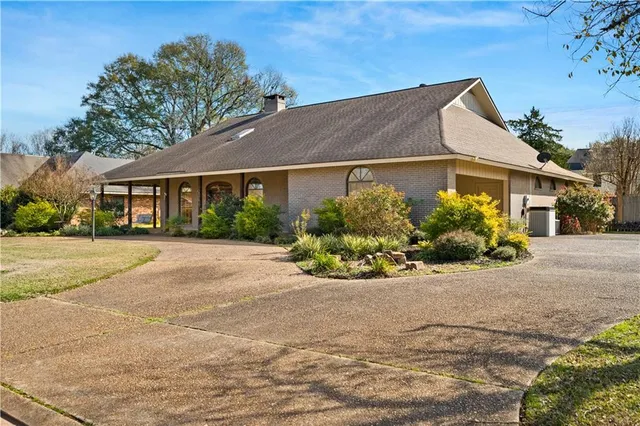 $295,000 | 4055 Huntwick Boulevard, Alexandria, LA 71303