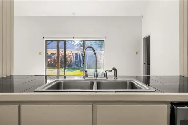 $295,000 | 4055 Huntwick Boulevard, Alexandria, LA 71303