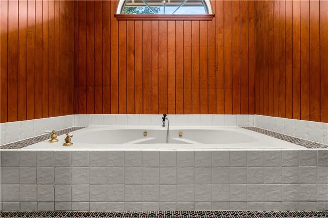 $295,000 | 4055 Huntwick Boulevard, Alexandria, LA 71303