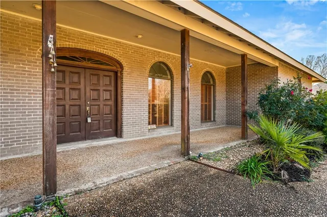 $295,000 | 4055 Huntwick Boulevard, Alexandria, LA 71303