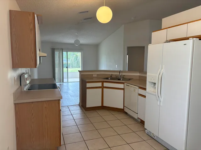 $2,200 | 1776 Vista Lake Circle, Melbourne, FL 32904