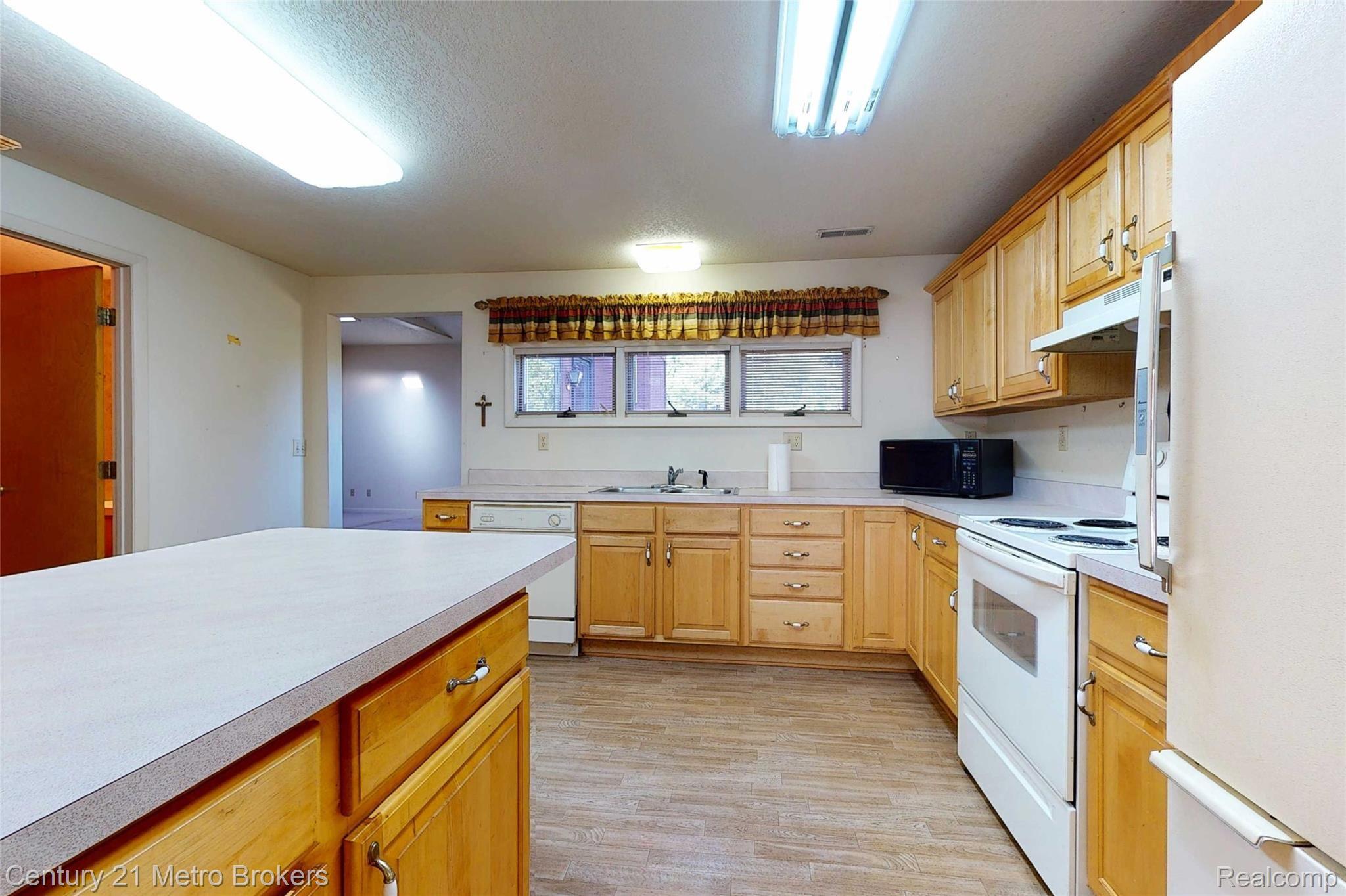 7475 East Atherton Road Davison, MI 48423 - Photo 10 of 50 7475-E-Atherton-Rd-8 Kitchen.jpg