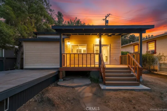 a view of entryway with a garden