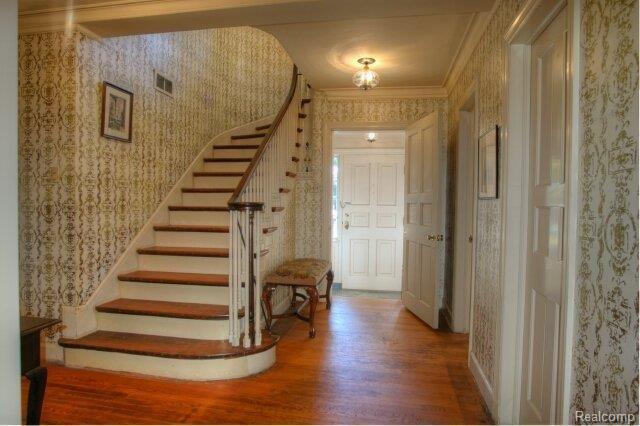 60 Oxford Road Grosse Pointe, MI 48236 - Photo 3 of 21 2-story staircase