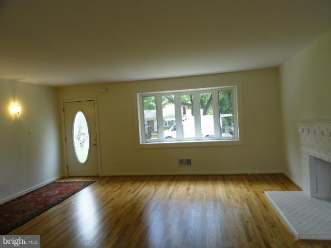 1104 Broadview Road Fort Washington, MD 20744 - Photo 16 of 18 Living Room