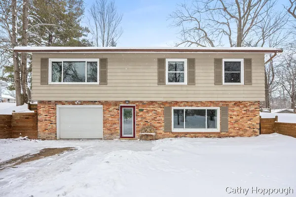 $300,000 | 8511 Riverest Drive, Portland, MI 48875