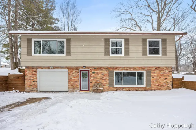 $300,000 | 8511 Riverest Drive, Portland, MI 48875