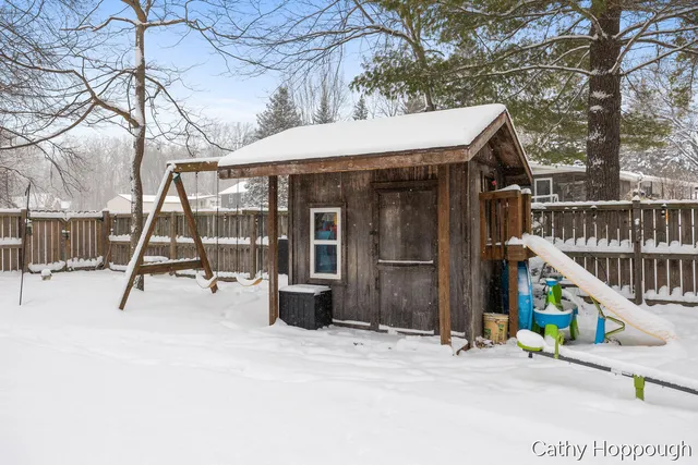 $300,000 | 8511 Riverest Drive, Portland, MI 48875