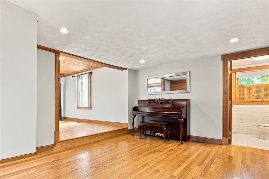 18 Gordon Road North Reading, MA 01864 - Photo 5 of 37 Gallery Image 5