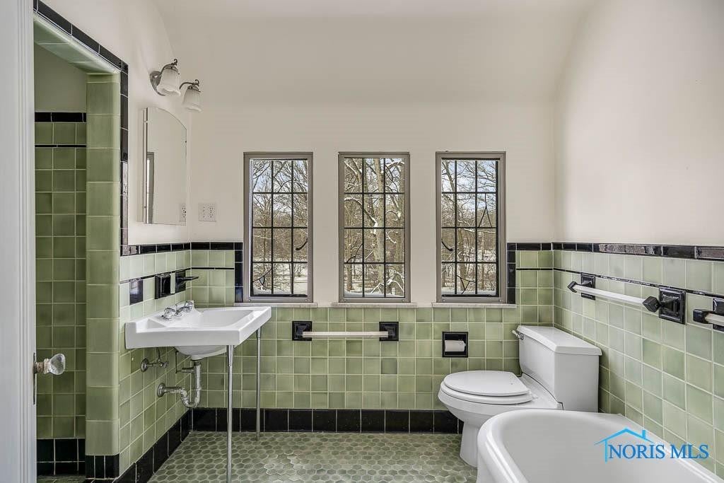 3821 Sulphur Spring Road Toledo, OH 43606 - Photo 33 of 41 Full Bathroom