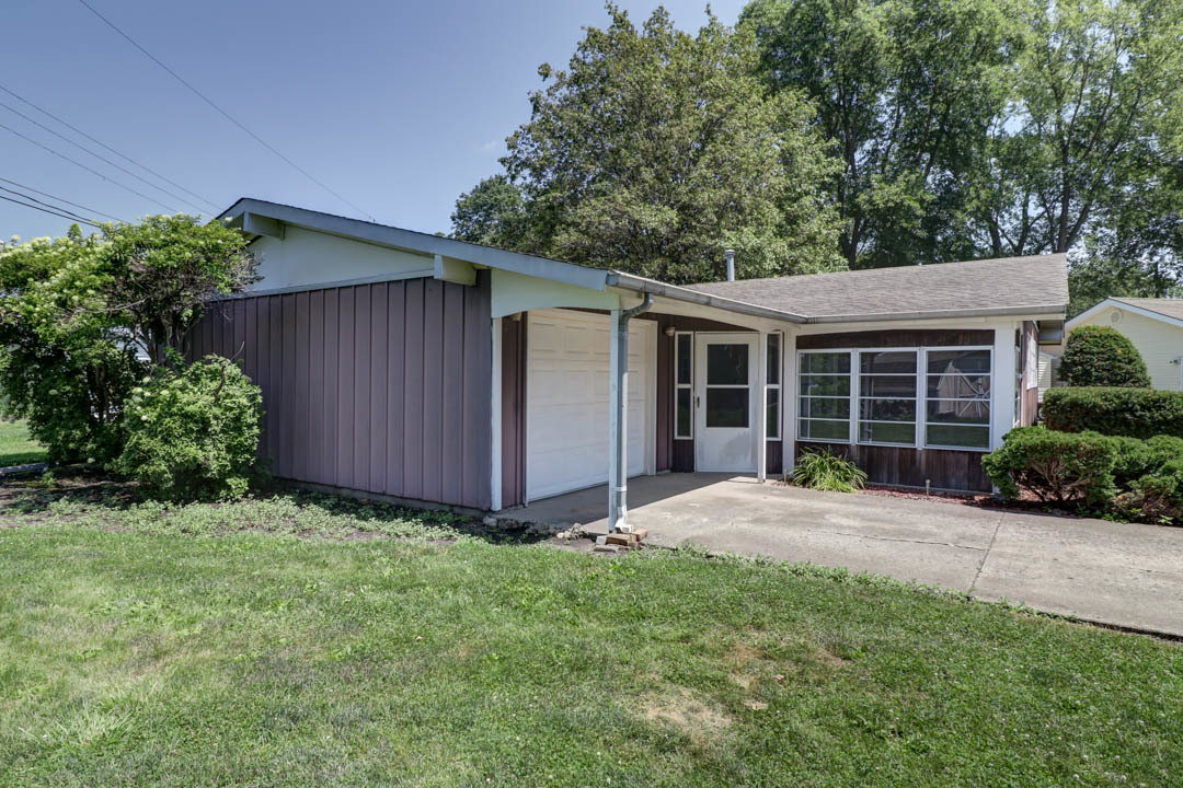 29 Pine Circle Tuscola, IL 61953 - Photo 5 of 27 a front view of a house with a garden and yard