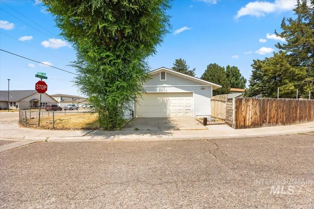 $2,500 | 435 North Haskett Street, Mountain Home, ID 83647