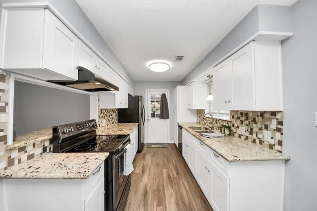 $250,000 | 9915 Forest Hollow Drive, Baytown, TX 77521