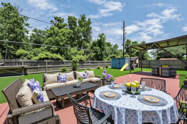 $250,000 | 9915 Forest Hollow Drive, Baytown, TX 77521