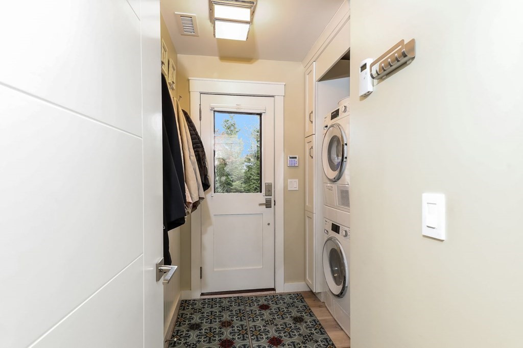 40 Dexter Road Marion, MA 02738 - Photo 20 of 27 a bathroom with a sink and a mirror