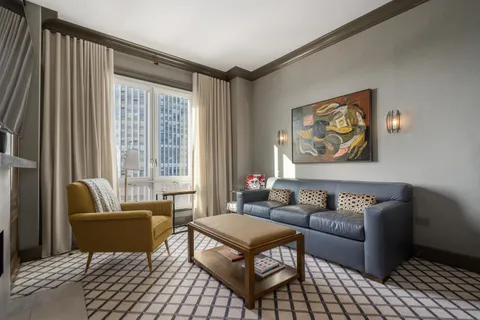 $2,999,000 | 2550 North Lakeview Avenue, Unit N1904, Chicago, IL 60614