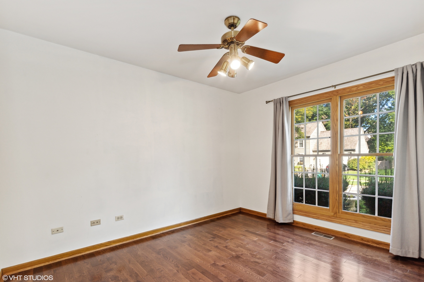 430 Long Hill Road Gurnee, IL 60031 - Photo 11 of 27 an empty room with a window