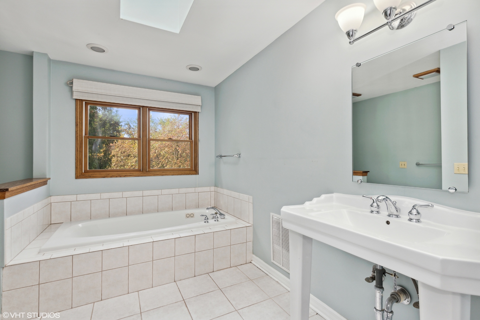430 Long Hill Road Gurnee, IL 60031 - Photo 15 of 27 a bathroom with a bathtub and a sink
