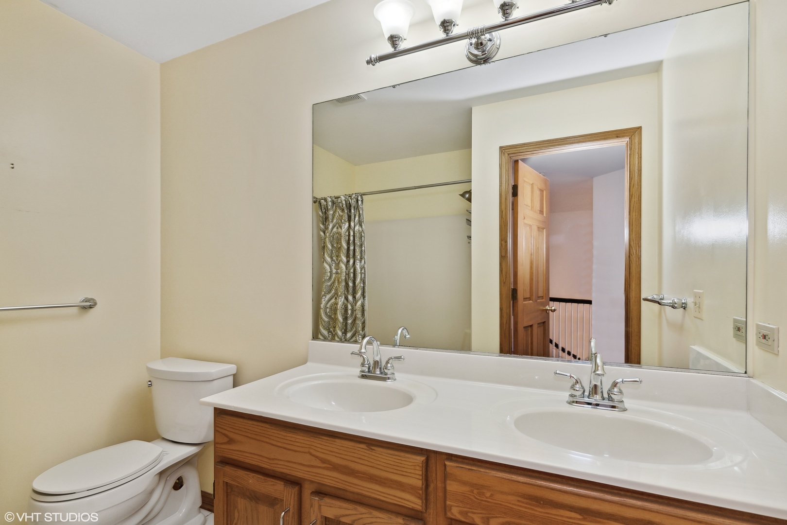 430 Long Hill Road Gurnee, IL 60031 - Photo 20 of 27 a bathroom with a sink toilet and mirror