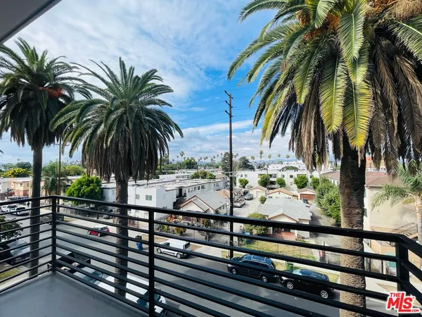 $2,700 | 14612 Calvert Street, Unit 202, Van Nuys, CA 91411