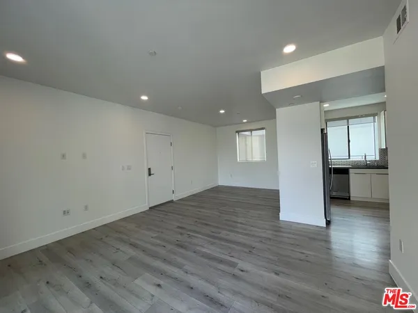 $2,700 | 14612 Calvert Street, Unit 202, Van Nuys, CA 91411