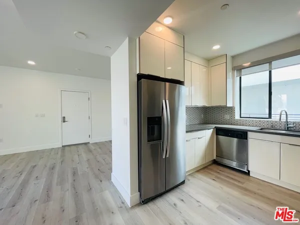 $2,700 | 14612 Calvert Street, Unit 202, Van Nuys, CA 91411