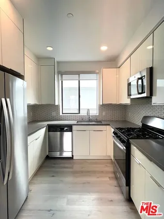 $2,700 | 14612 Calvert Street, Unit 202, Van Nuys, CA 91411