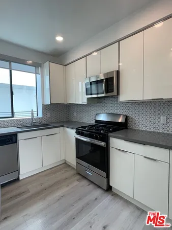 $2,700 | 14612 Calvert Street, Unit 202, Van Nuys, CA 91411