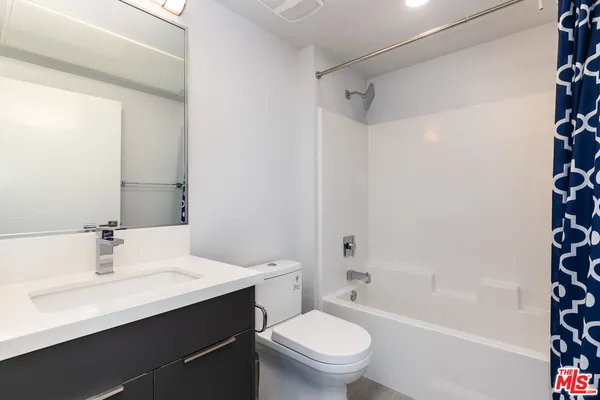 $2,700 | 14612 Calvert Street, Unit 202, Van Nuys, CA 91411