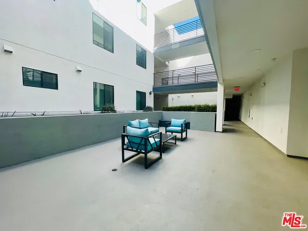 $2,700 | 14612 Calvert Street, Unit 202, Van Nuys, CA 91411