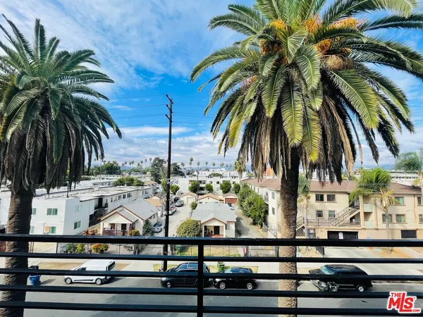 $2,700 | 14612 Calvert Street, Unit 202, Van Nuys, CA 91411