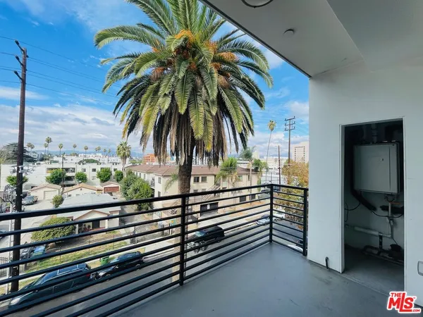 $2,700 | 14612 Calvert Street, Unit 202, Van Nuys, CA 91411