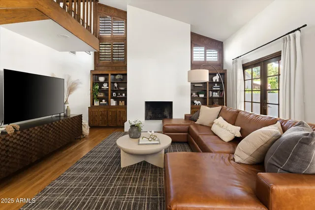 a view of entryway with a rug