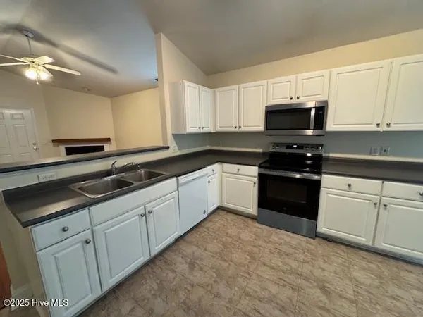 $1,800 | 113 Red Bird Lane, Hampstead, NC 28443