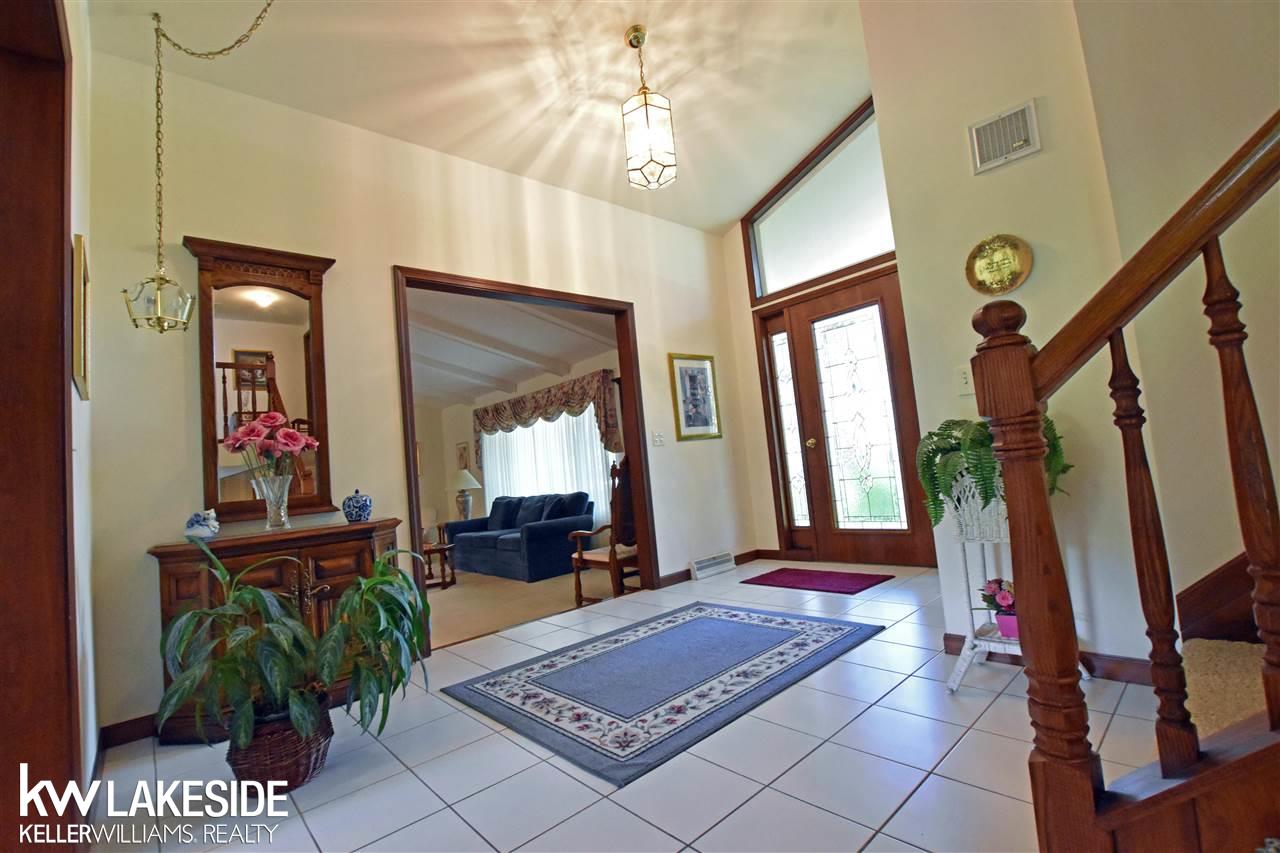3953 Stonecrest Road West Bloomfield, MI 48322 - Photo 4 of 37 50043021-3.JPG