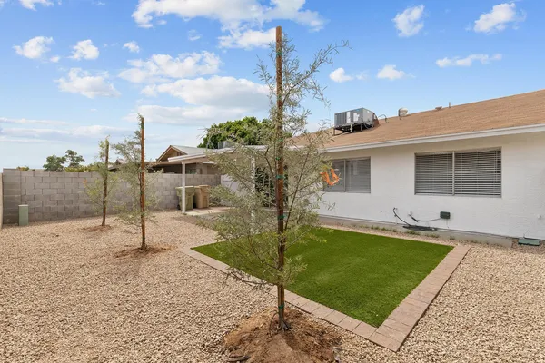 $1,950 | 6825 North 81st Lane, Glendale, AZ 85303