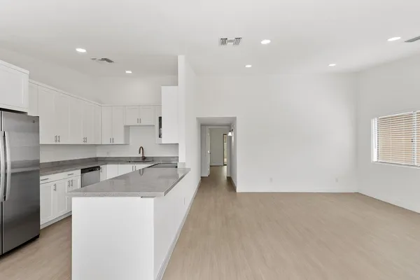 $1,950 | 6825 North 81st Lane, Glendale, AZ 85303