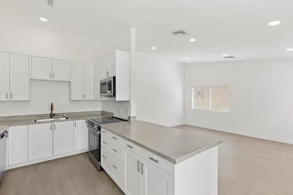 $1,950 | 6825 North 81st Lane, Glendale, AZ 85303