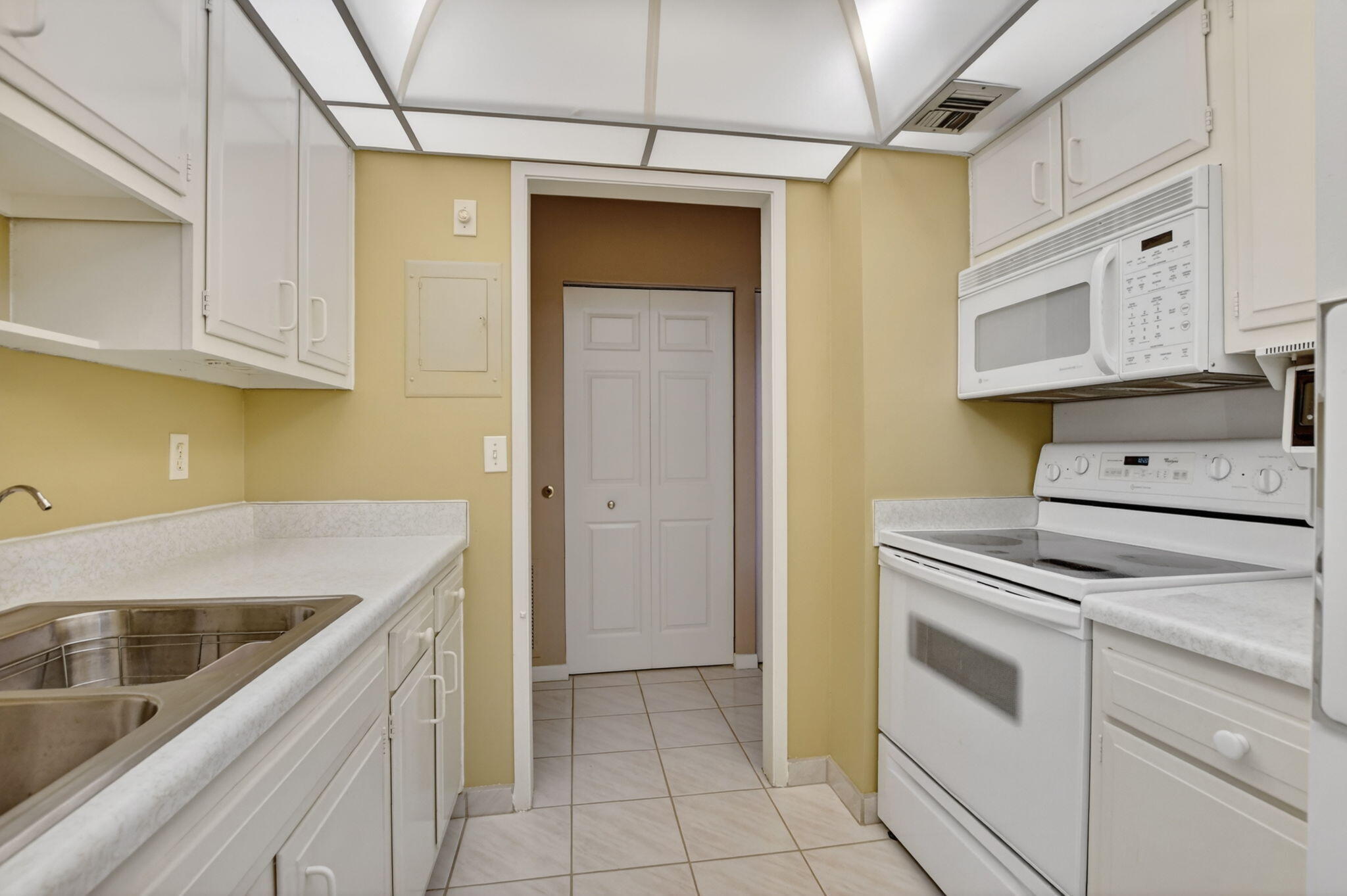 2121 North Ocean Boulevard, Unit 705W Boca Raton, FL 33431 - Photo 16 of 51 Kitchen