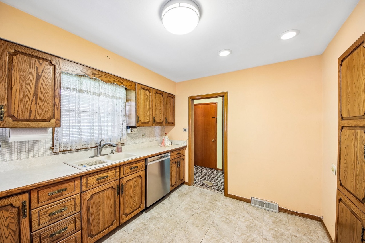 418 Highland Road Willowbrook, IL 60527 - Photo 13 of 44