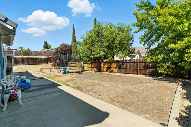 a view of a house with backyard and porch